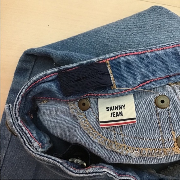 Tommy Hilfiger stretchy skinny jeans with adjustable waist. Size 3 t - Picture 3 of 7